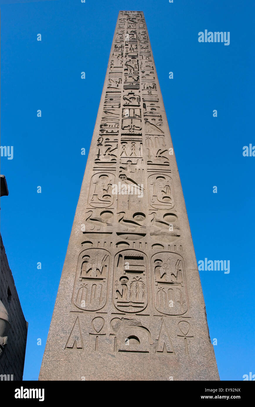 Luxor, Egitto. Tempio di Luxor (Ipet resyt): l'obelisco di Ramses II gemello di quello attualmente in luogo di Concord ( Parigi) Foto Stock