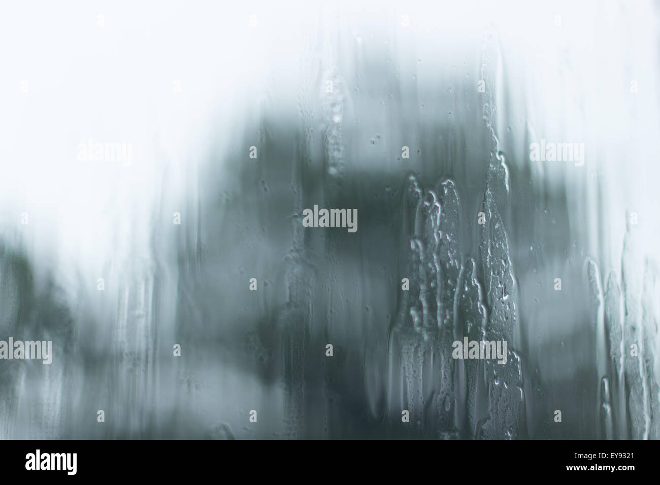 Guardando attraverso una finestra in corrispondenza di un tipico British giorno d'estate Foto Stock