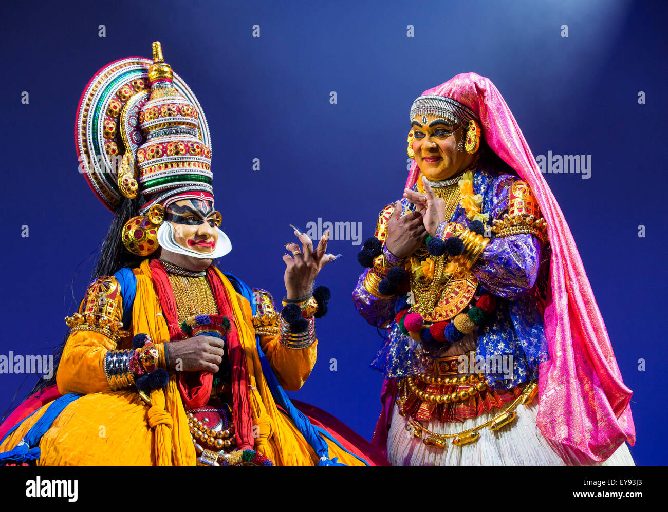WOMAD Festival, Charlton Park, Wiltshire, Regno Unito. Il 24 luglio, 2015. Kala Chetena Kathakali Company eseguire sul grande palco rosso del festival Womad tenutasi a Charlton Park, . Il 23 luglio 2015. Credito: Adam Gasson/Alamy Live News Foto Stock