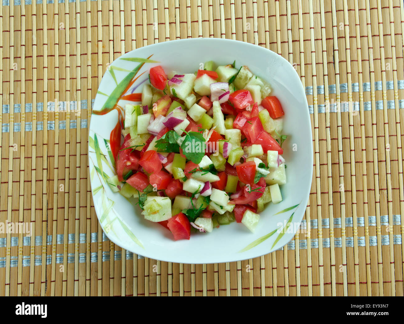 Kachumbari - pomodoro fresco e cipolla insalata. popolare nella cucina della regione dei Grandi Laghi africani. Foto Stock