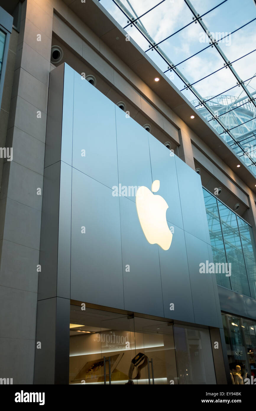 Esterno del negozio Apple store nel centro commerciale per lo shopping Bullring in Birmingham City Centre Foto Stock