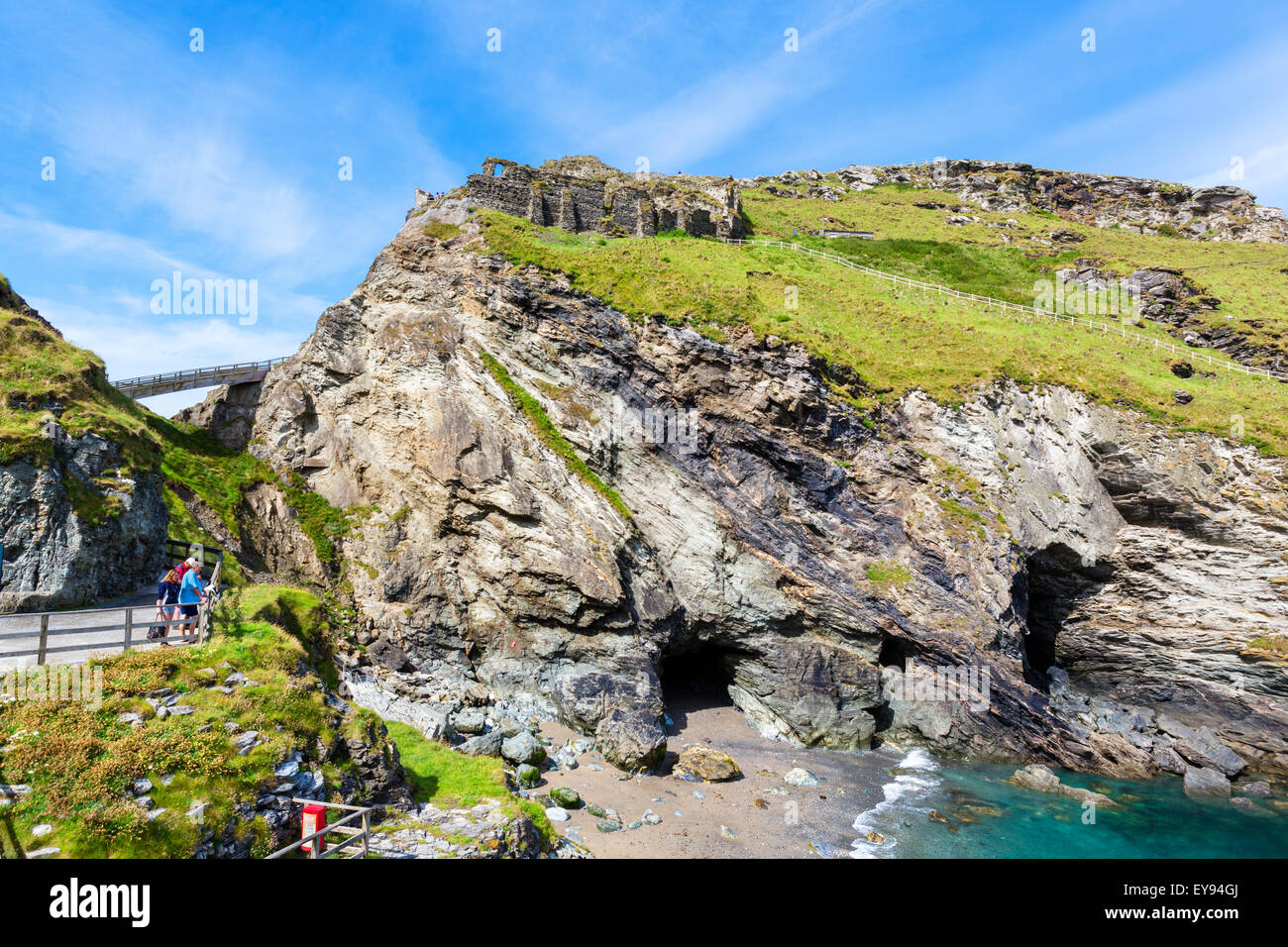 Le rovine del castello di Tintagel sull isola di Tintagel, un sito collegato con la leggenda di Re Artù, Cornwall, England, Regno Unito Foto Stock