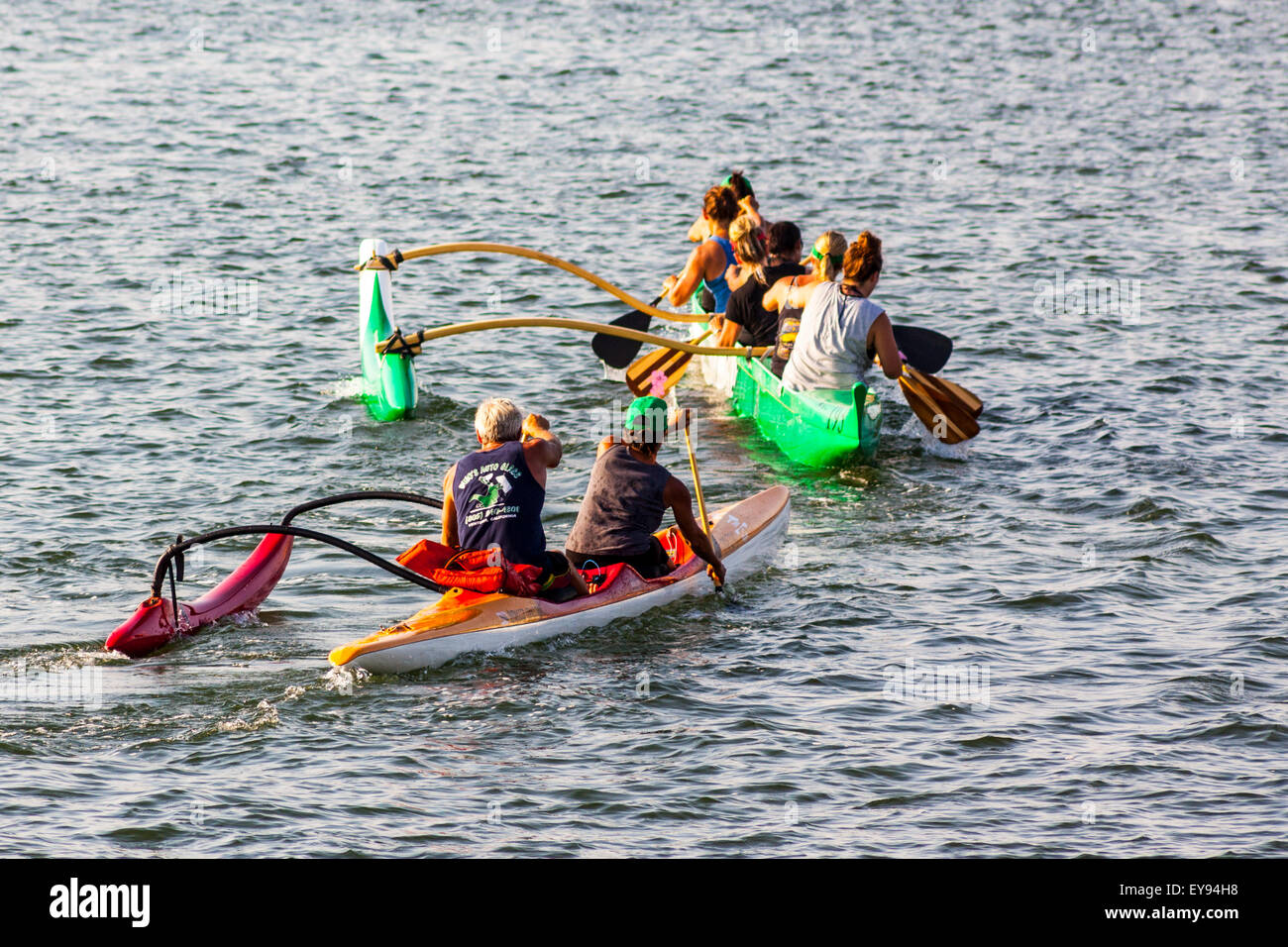 Un womens Outrigger canoe club in Oxnard in California nel canale Island Harbour Foto Stock