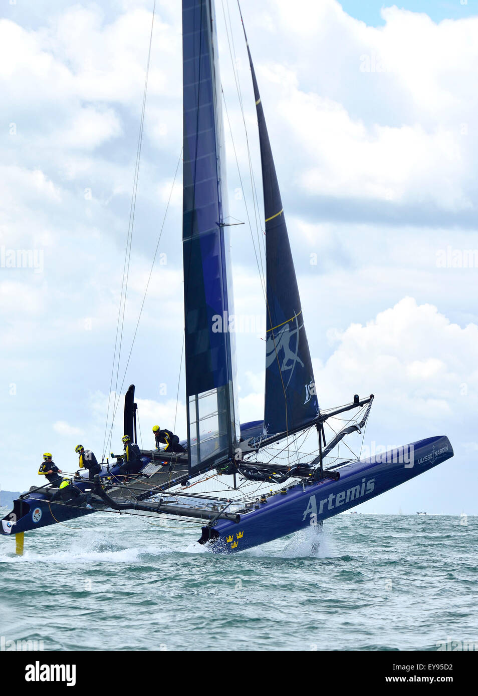 Portsmouth, Hampshire, Regno Unito - 23 luglio 2015 Louis Vuitton America's Cup World Series di Portsmouth. La parata di vela e di pratica racing ha avuto luogo oggi off Southsea comuni all'inizio della Louis Vuitton America's Cup World Series di Portsmouth. Sei squadre sono in concorrenza in Land Rover BAR led da Sir Ben Ainslie, Team Oracle USA, Artemis Racing da Svezia, Emirates Team New Zealand, Team di SoftBank Giappone e Groupama Team Francia tutti vela il 'Flying' AC45f. Credito: Wendy Johnson/Alamy Live News (fotografo media accreditati per questo evento) Foto Stock