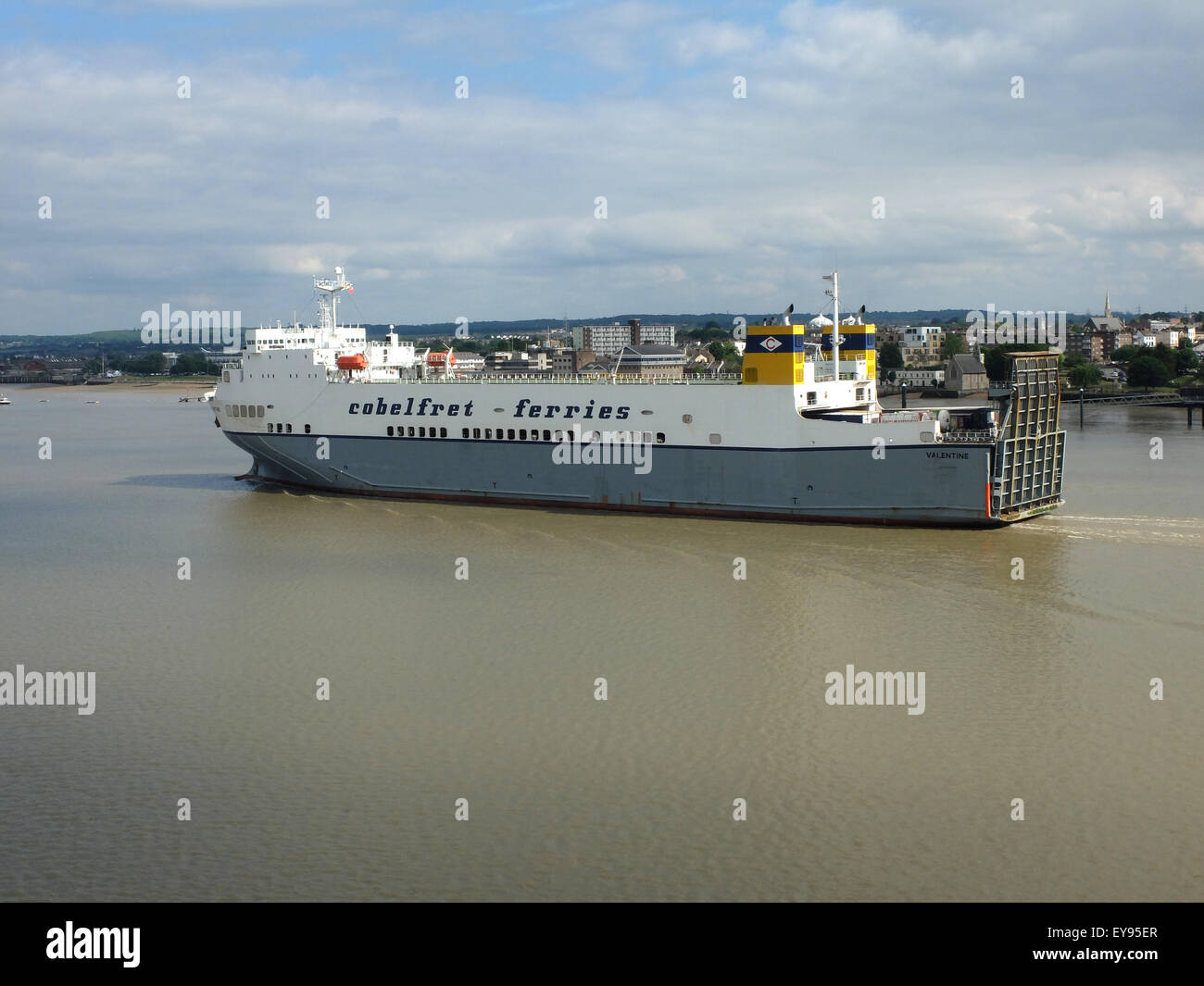 Un Cobelfret traghetto sul Fiume Tamigi a Tilbury sul percorso da Hereford in Essex per Zeebrugge in Olanda Foto Stock