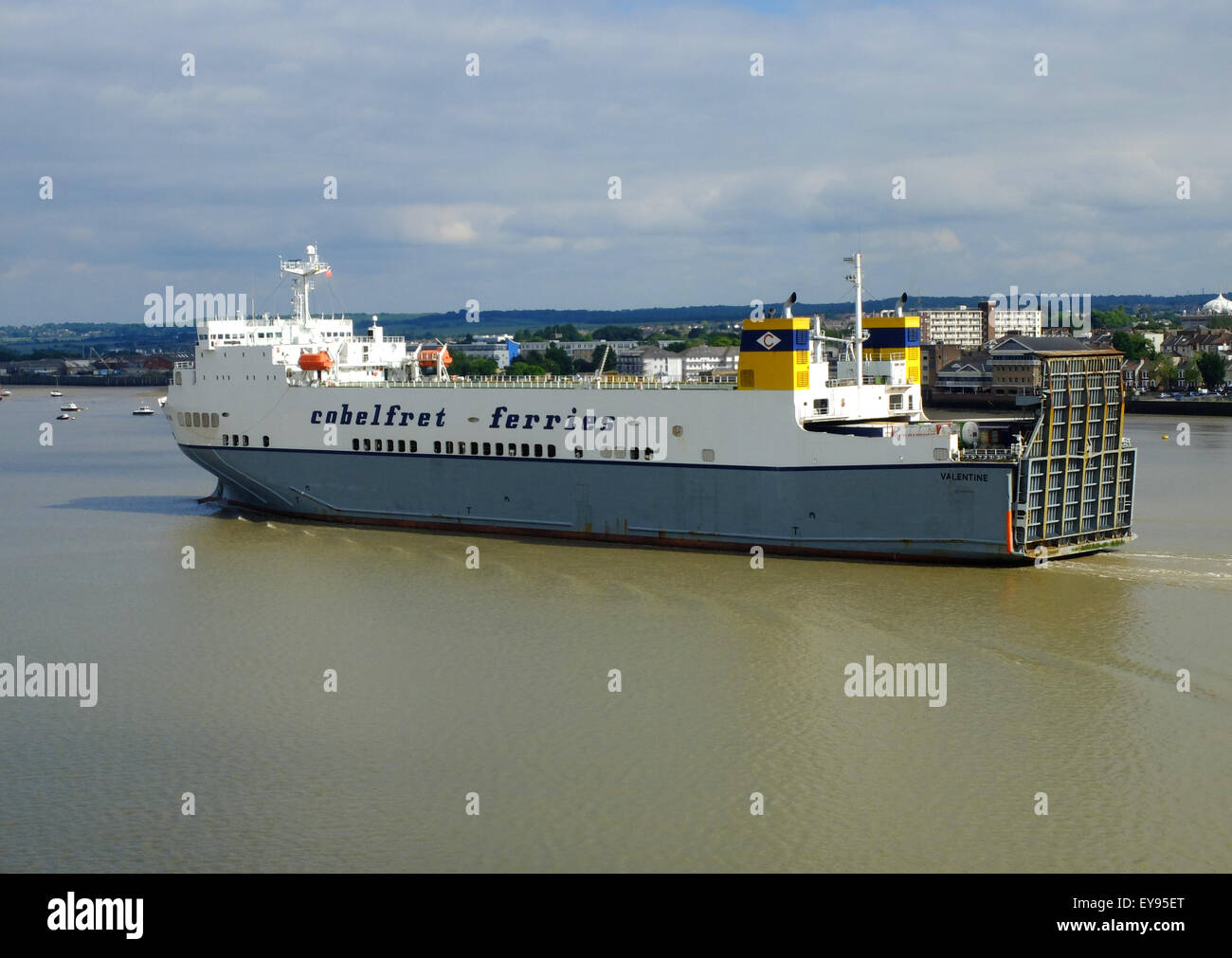 Un Cobelfret traghetto sul Fiume Tamigi a Tilbury sul percorso da Hereford in Essex per Zeebrugge in Olanda Foto Stock