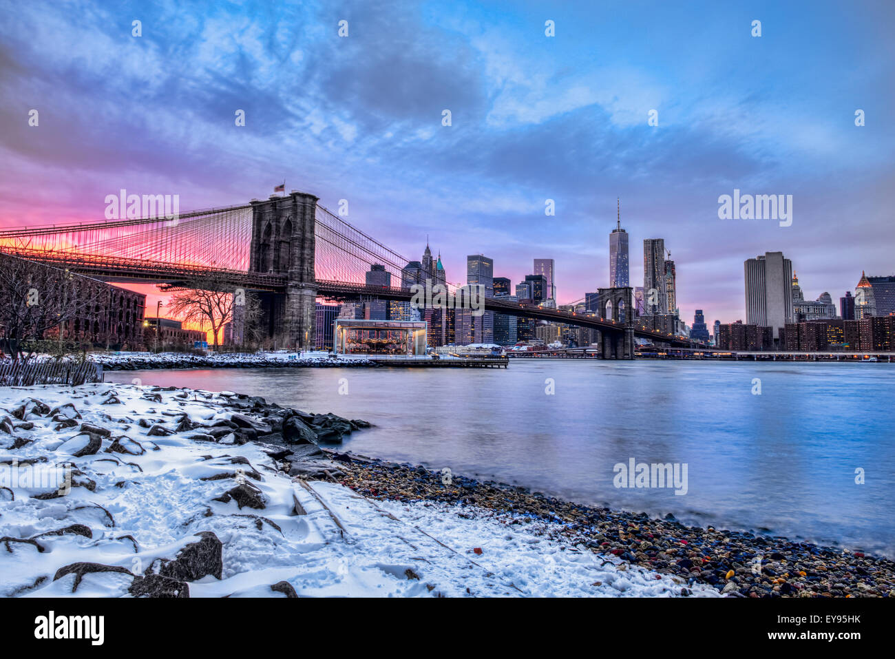 Ponte di Brooklyn con paesaggio innevato al tramonto, il Ponte di