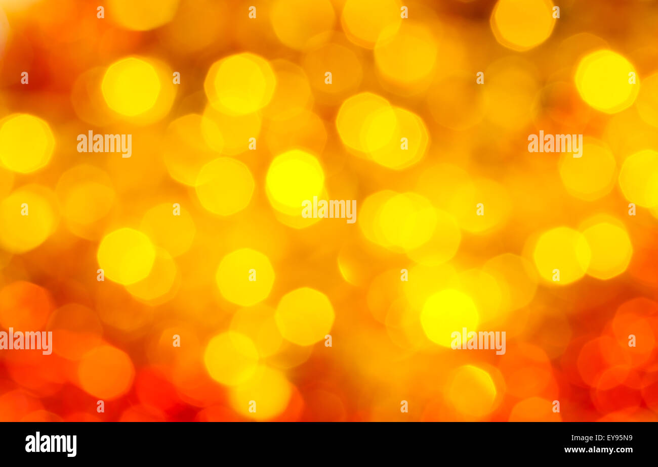 Abstract sfondo sfocato - giallo e rosso scintillanti luci di Natale di ghirlande su albero di Natale Foto Stock