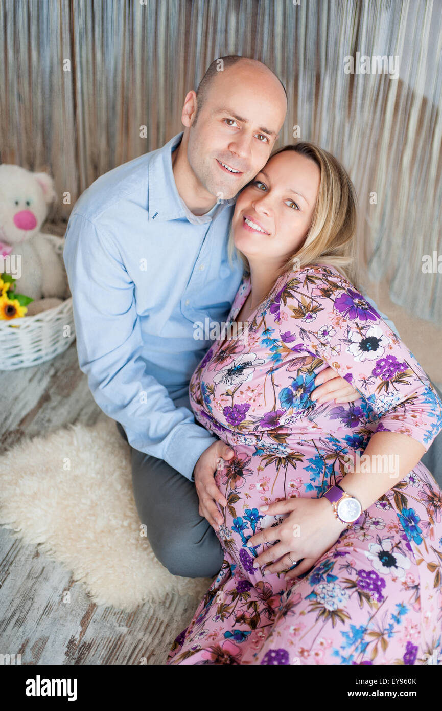 Donna incinta con il marito in previsione del bambino. Foto Stock