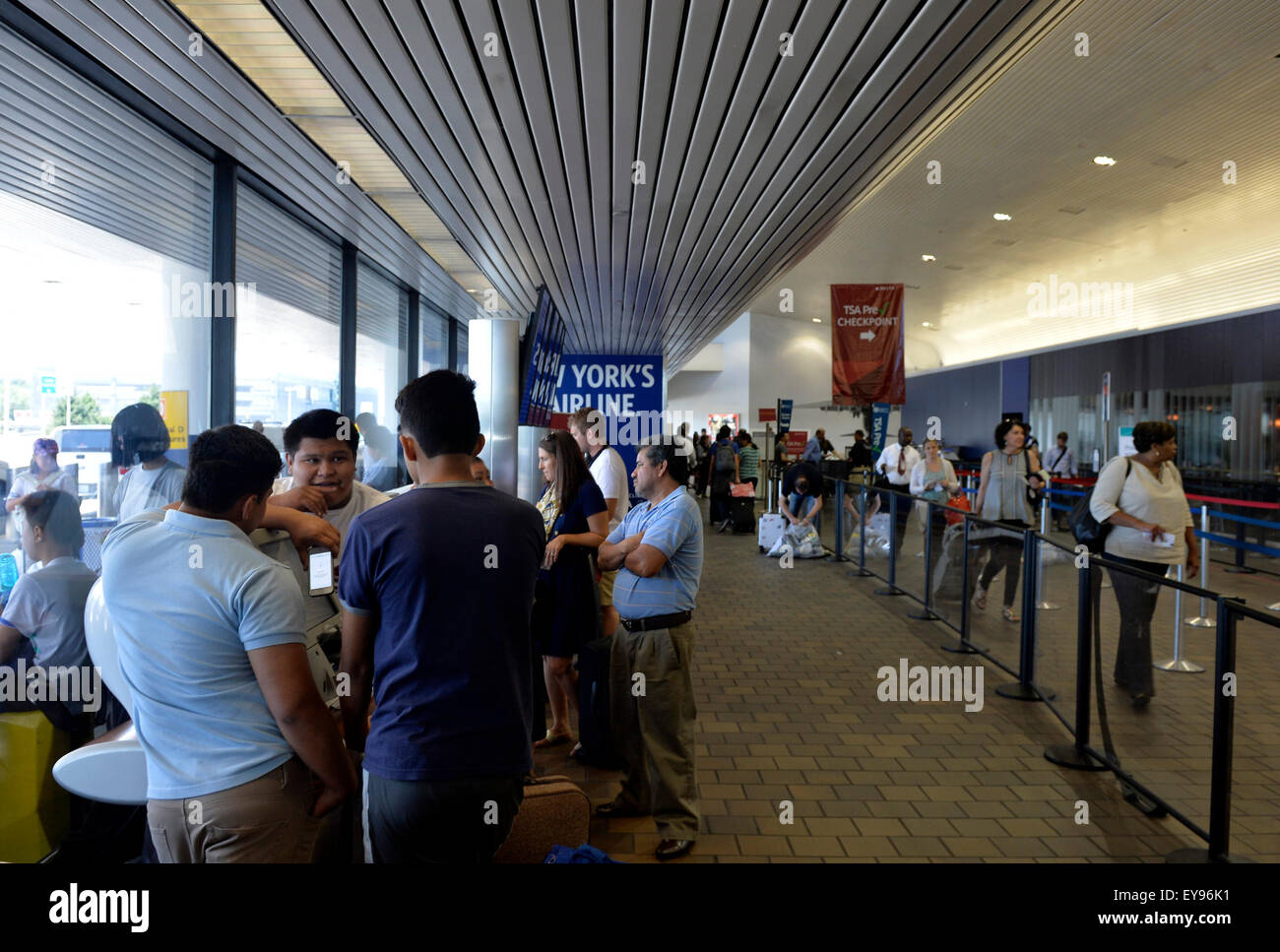 New York, Stati Uniti, STATI UNITI D'AMERICA. Il 24 luglio, 2015. Passagers attendere presso l'Aeroporto La Guardia di New York, Stati Uniti, il 24 luglio 2015. Una grande potenza guasti presso l'Aeroporto di LaGuardia del terminale C ha causato più di 100 voli cancellazioni venerdì. © Wang Lei/Xinhua/Alamy Live News Foto Stock