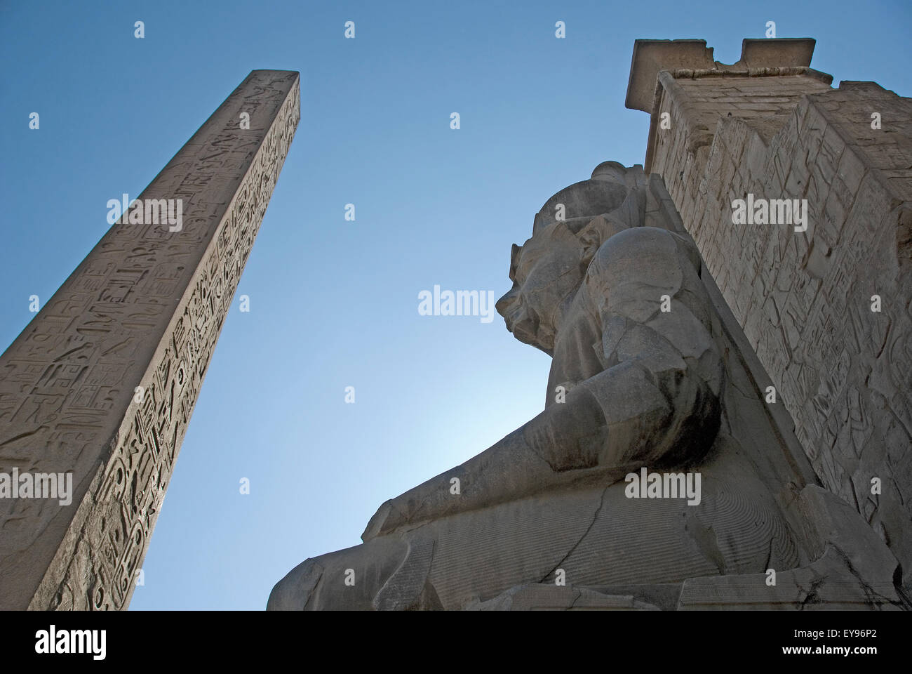 Luxor, Egitto. Tempio di Luxor (Ipet resyt): Obelisco e la statua di Usermaatra Setepenra Ramses II il Grande (1303-1212 b. Foto Stock