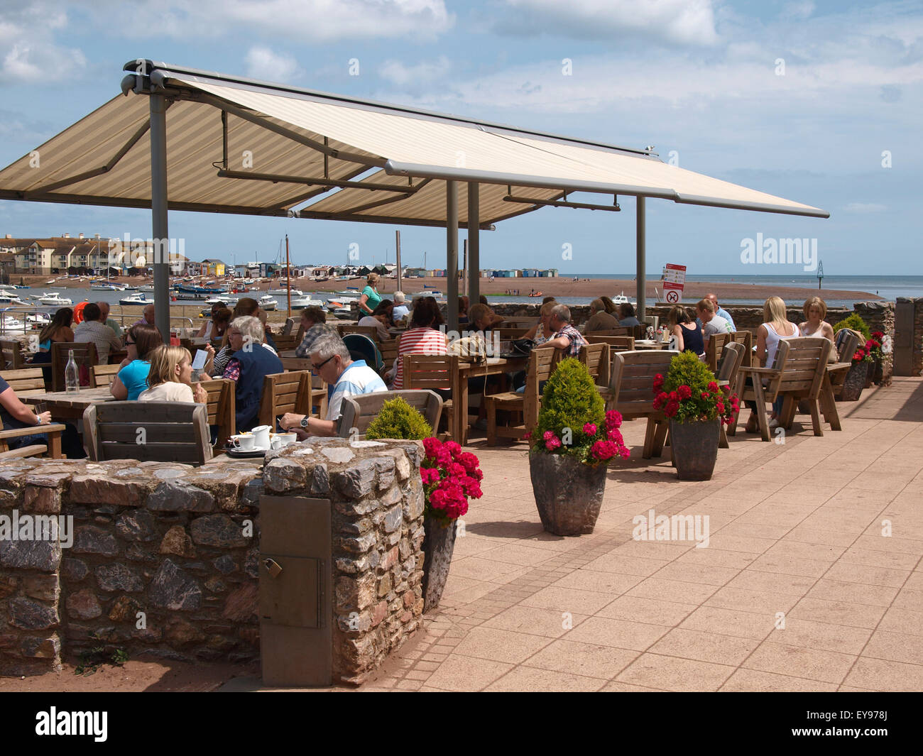 Mangiare fuori area del Clipper Café che si affaccia sulla Teign estuario, Shaldon, Devon, Regno Unito Foto Stock