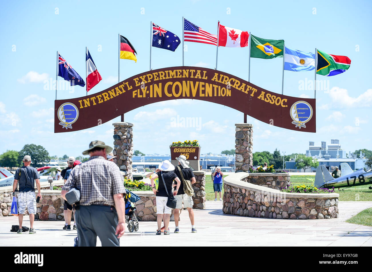 Oshkosh, WI, Stati Uniti d'America. 21 Luglio, 2015. Luglio 22, 2015- bandiere e ingresso raffigurano il sapore internazionale dell'Airshow di in Experimental Aircraft Association (EAA Airventure Oshkosh, 2015, Wittman Campo, Oshkosh, WI. (Credito Immagine: © Ken Murray via ZUMA filo) Foto Stock