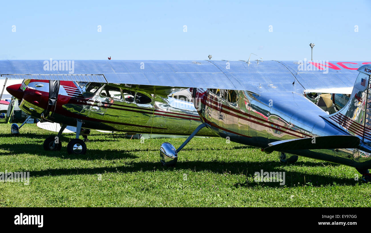 Oshkosh, WI, Stati Uniti d'America. 21 Luglio, 2015. Luglio 22, 2015- Cessna 195s parcheggiato in Experimental Aircraft Association (EAA Airventure Oshkosh, 2015, Wittman Campo, Oshkosh, WI. (Credito Immagine: © Ken Murray via ZUMA filo) Foto Stock