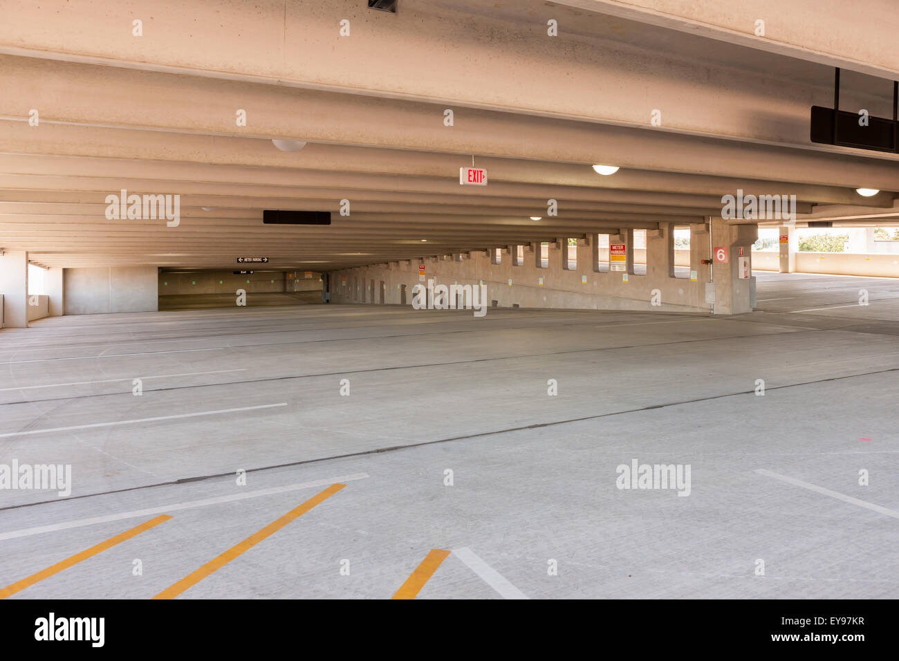 Vuota livello di parcheggio e spazi per la Lyon posto parcheggio comunale garage in White Plains, New York. Foto Stock