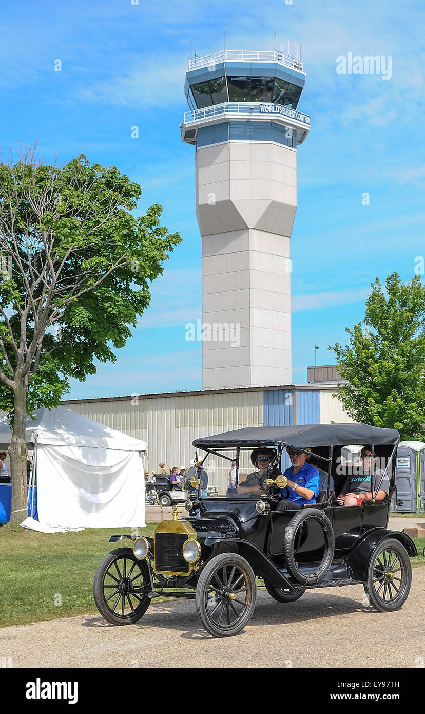 Oshkosh, WI, Stati Uniti d'America. 22 Luglio, 2015. Luglio 22, 2015- antiche corse in auto sono disponibili presso la Experimental Aircraft Association (EAA Airventure Oshkosh, 2015, Wittman Campo, Oshkosh, WI. (Credito Immagine: © Ken Murray via ZUMA filo) Foto Stock