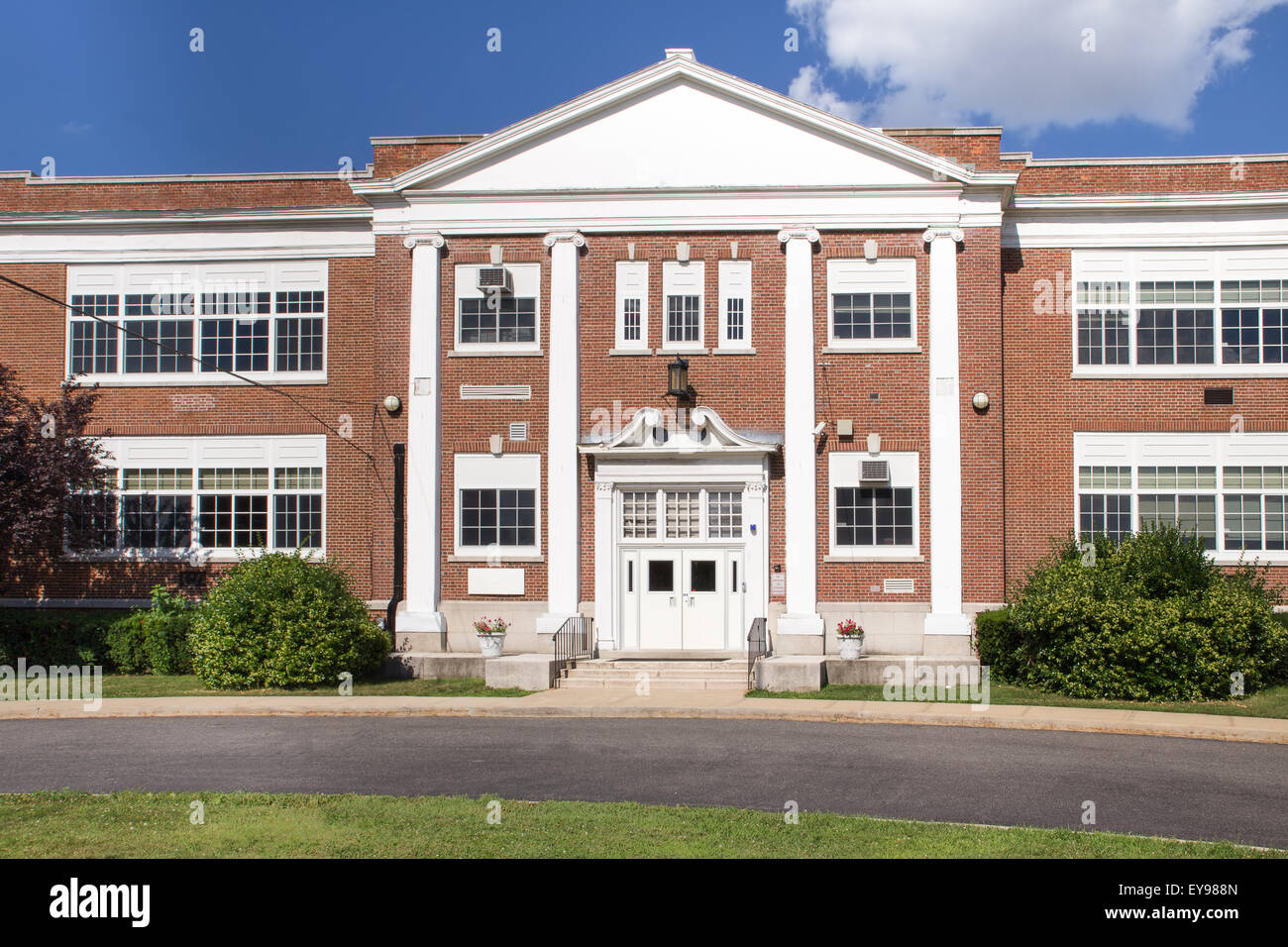 Americano tipico edificio della scuola elementare in una giornata di sole Foto Stock