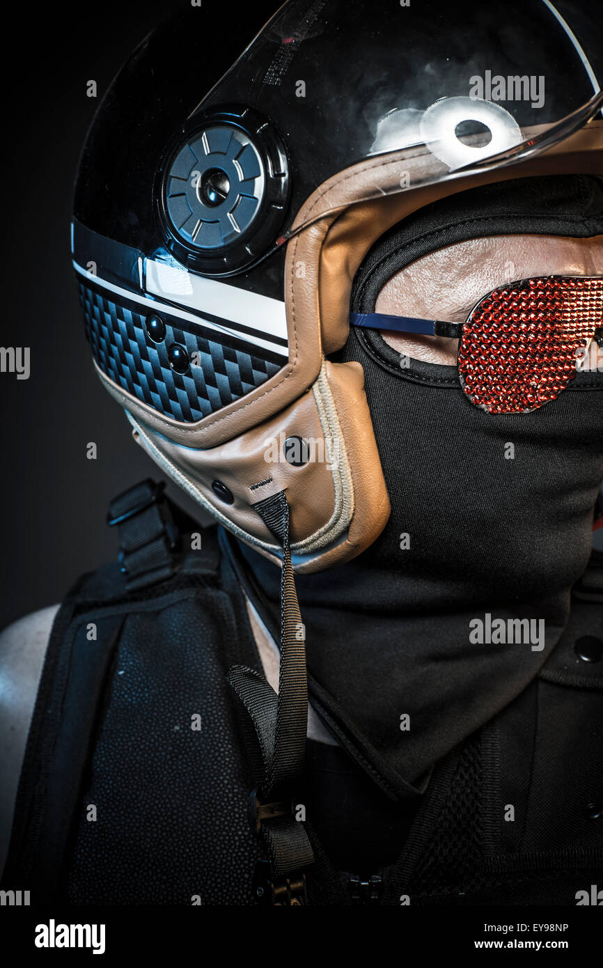 Casco, biker con occhiali da sole di cristalli rosso e balaclava Foto stock  - Alamy