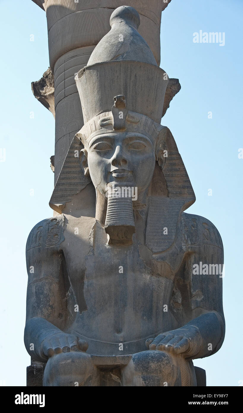 Luxor, Egitto. Tempio di Luxor (Ipet resyt): la gigantesca statua del faraone Usermaatra Setepenra Ramses II il Grande (1303-1212 Foto Stock