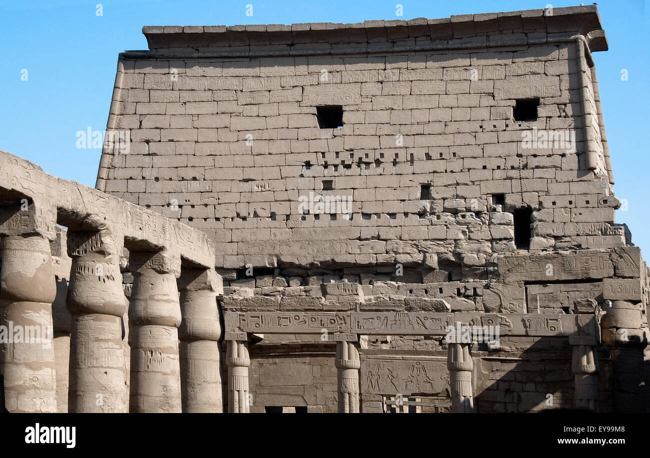 Luxor, Egitto. Tempio di Luxor (Ipet resyt): il retro del primo pilone Foto Stock