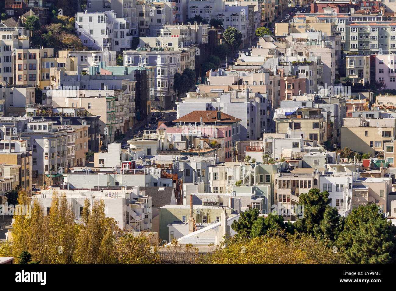 Case e appartamenti densamente imballati su una collina ripida nella zona di collina russa di San Francisco, California, Stati Uniti Foto Stock