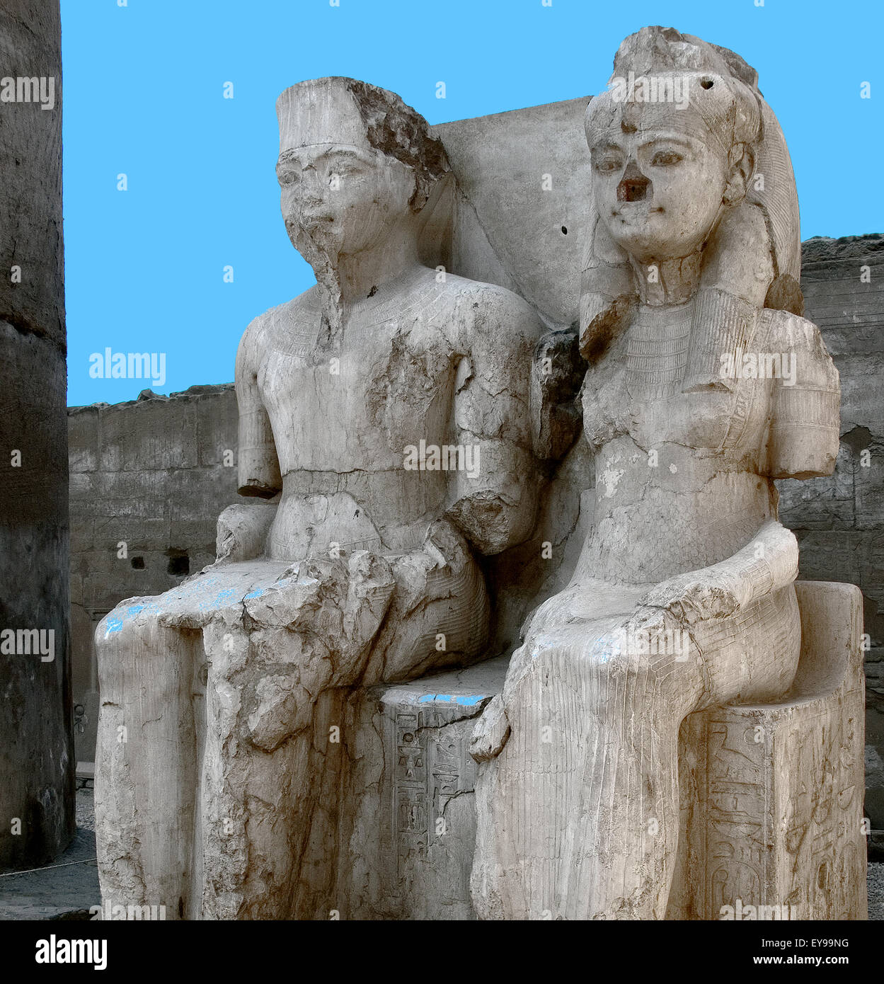 Luxor, Egitto. Tempio di Luxor (Ipet resyt): una statua del faraone Usermaatra Setepenra Ramses II il Grande e Nefertari Foto Stock