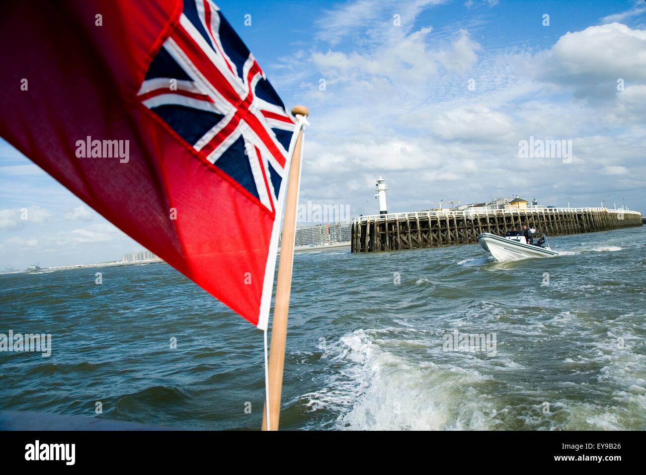 Union Jack Flag sulla barca e la barca è Wake Foto Stock