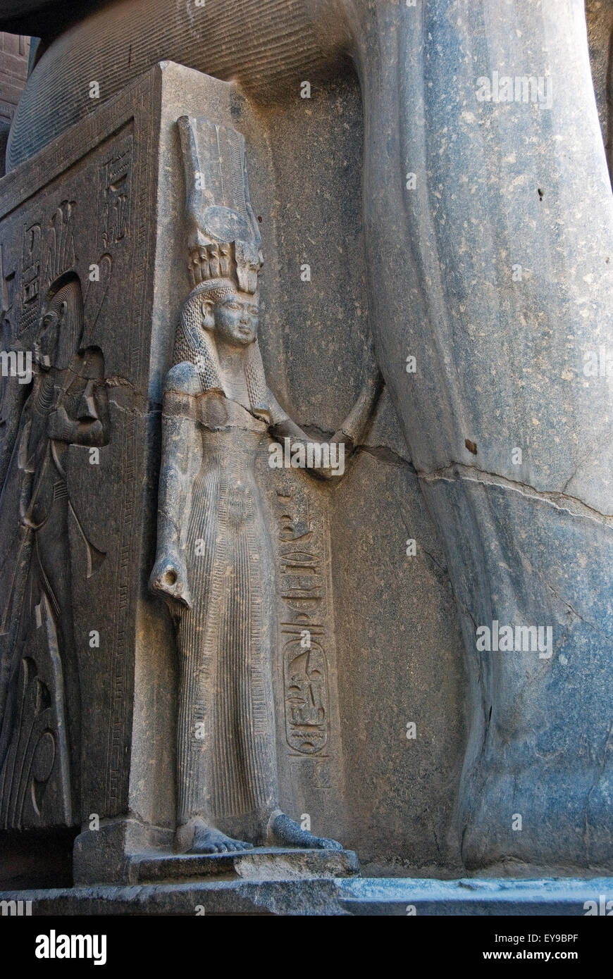 Luxor, Egitto. Tempio di Luxor (Ipet resyt): la statua della regina Nefertari Meretenmut moglie di Usermaatra Setepenra Ramses II Foto Stock