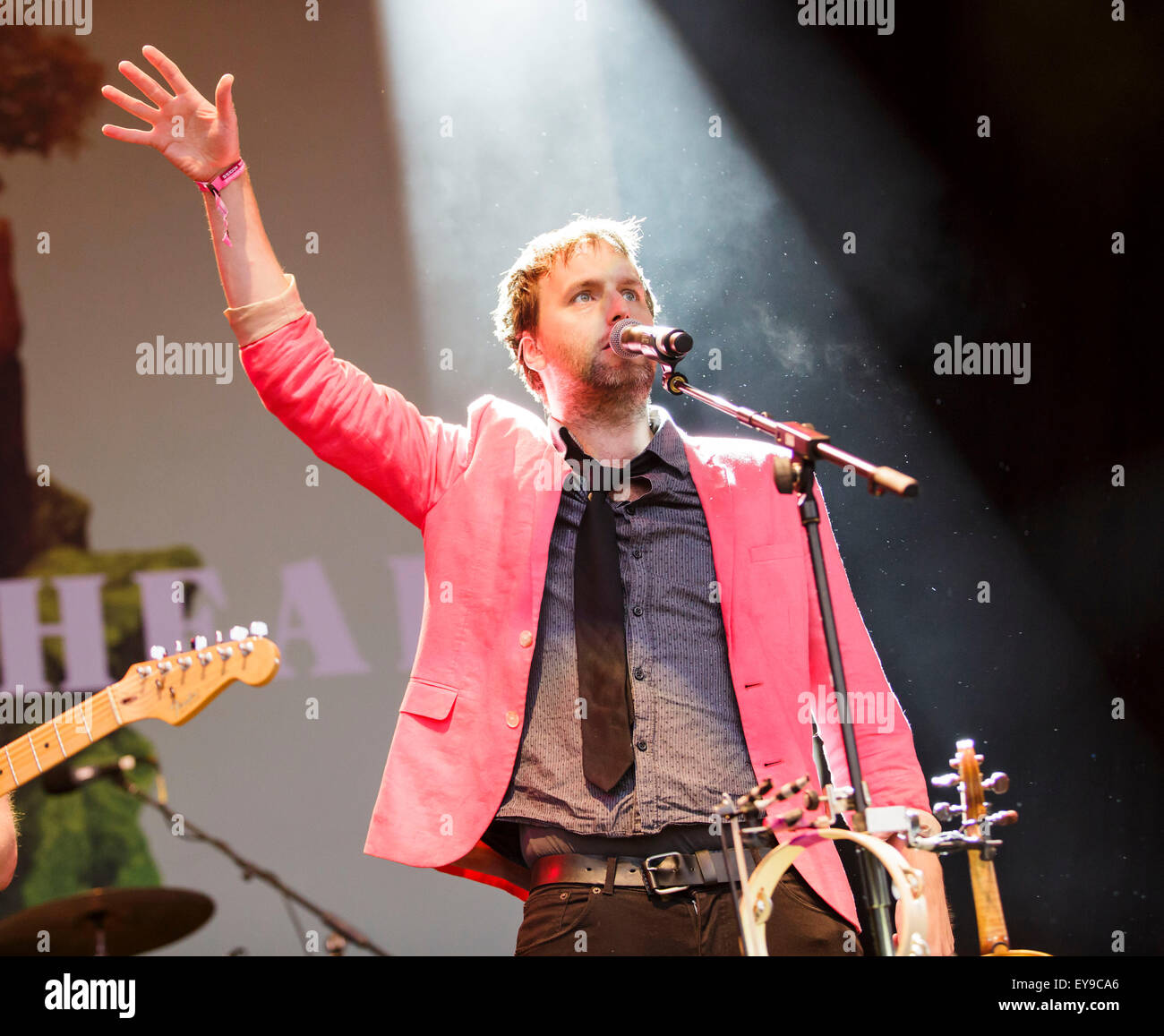 WOMAD Festival, Charlton Park, Wiltshire, Regno Unito. Il 24 luglio, 2015. Bellowhead eseguire sul palcoscenico open-air al Womad Festival tenutosi a Charlton Park. Il 24 luglio 2015. Credito: Adam Gasson/Alamy Live News Foto Stock