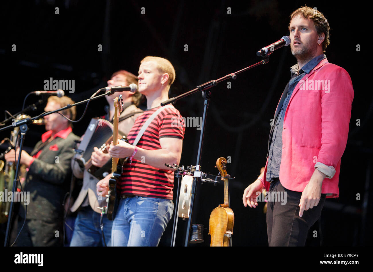 WOMAD Festival, Charlton Park, Wiltshire, Regno Unito. Il 24 luglio, 2015. Bellowhead eseguire sul palcoscenico open-air al Womad Festival tenutosi a Charlton Park. Il 24 luglio 2015. Credito: Adam Gasson/Alamy Live News Foto Stock