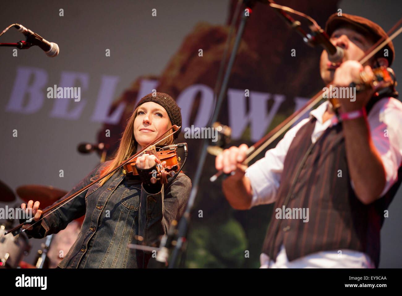 WOMAD Festival, Charlton Park, Wiltshire, Regno Unito. Il 24 luglio, 2015. Bellowhead eseguire sul palcoscenico open-air al Womad Festival tenutosi a Charlton Park. Il 24 luglio 2015. Credito: Adam Gasson/Alamy Live News Foto Stock