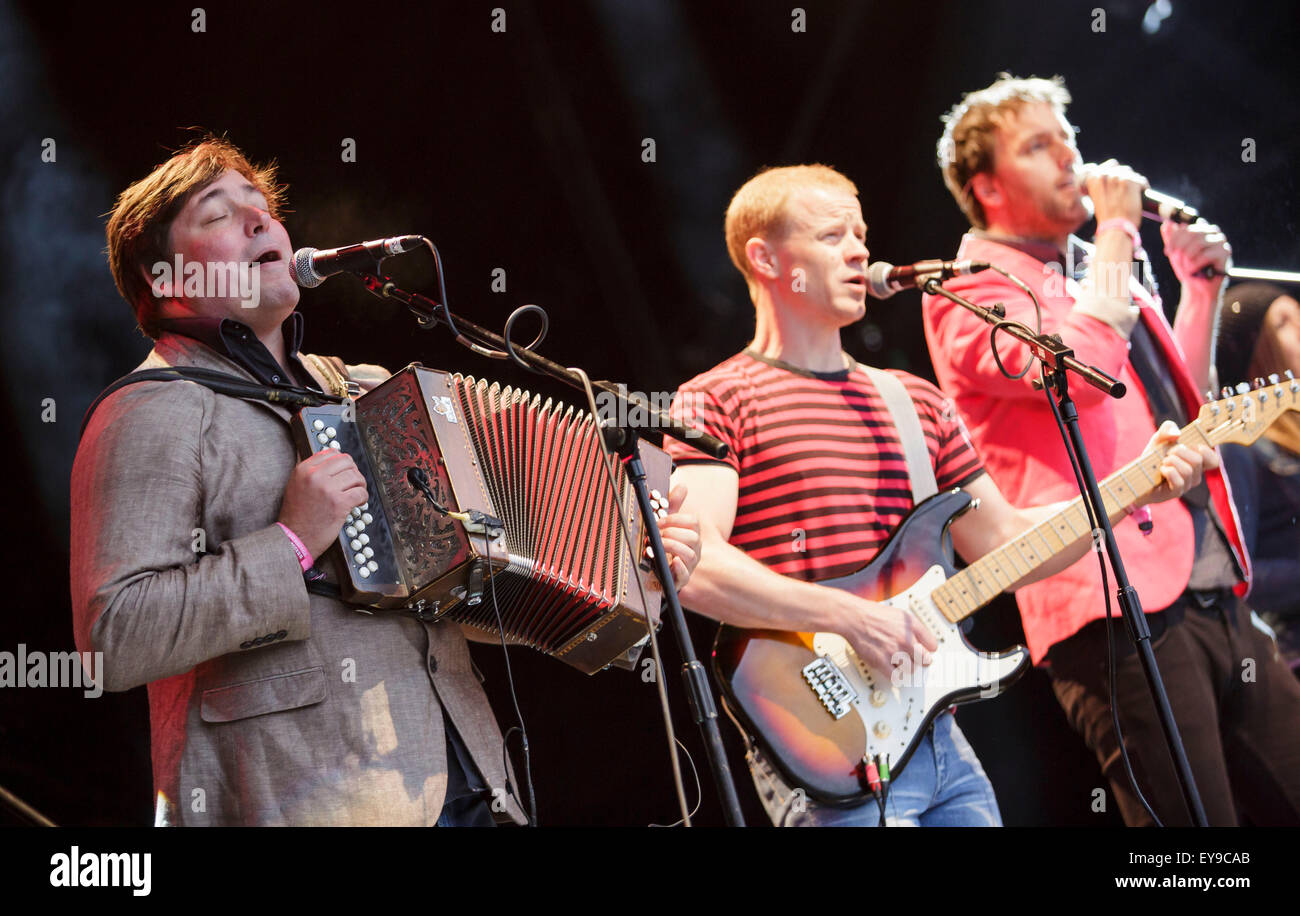 WOMAD Festival, Charlton Park, Wiltshire, Regno Unito. Il 24 luglio, 2015. Bellowhead eseguire sul palcoscenico open-air al Womad Festival tenutosi a Charlton Park. Il 24 luglio 2015. Credito: Adam Gasson/Alamy Live News Foto Stock