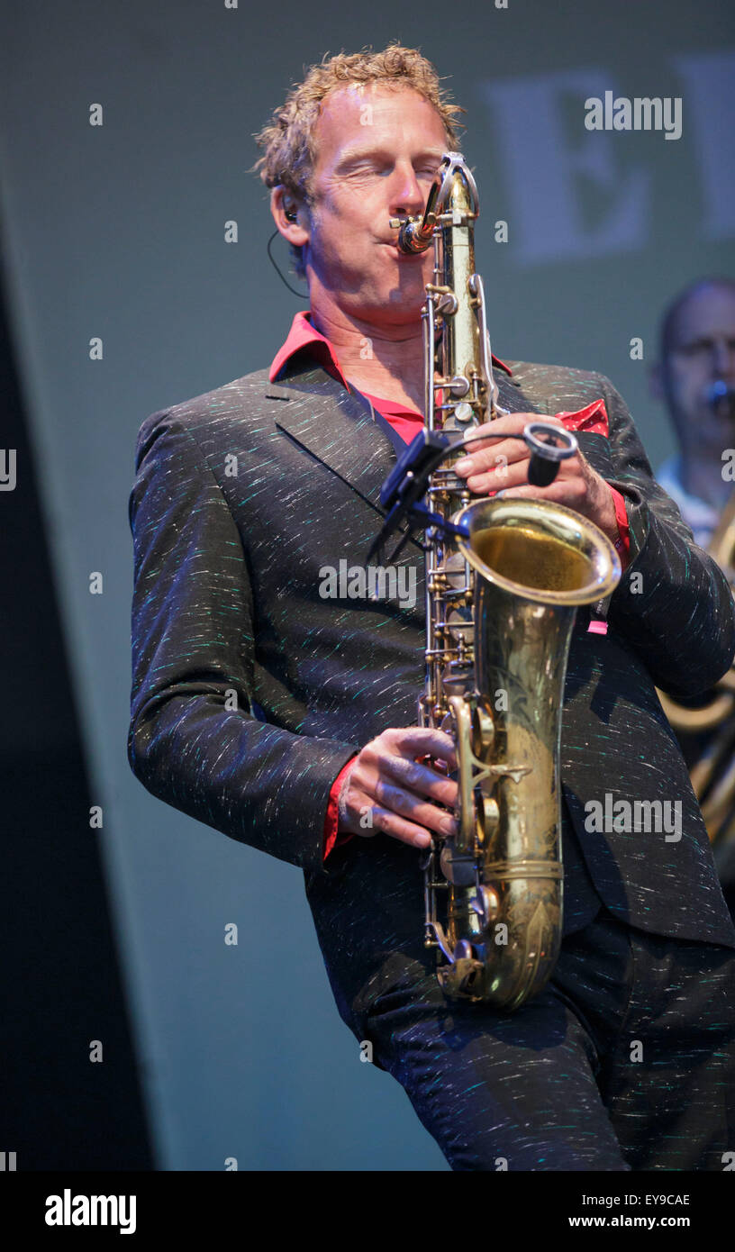 WOMAD Festival, Charlton Park, Wiltshire, Regno Unito. Il 24 luglio, 2015. Bellowhead eseguire sul palcoscenico open-air al Womad Festival tenutosi a Charlton Park. Il 24 luglio 2015. Credito: Adam Gasson/Alamy Live News Foto Stock