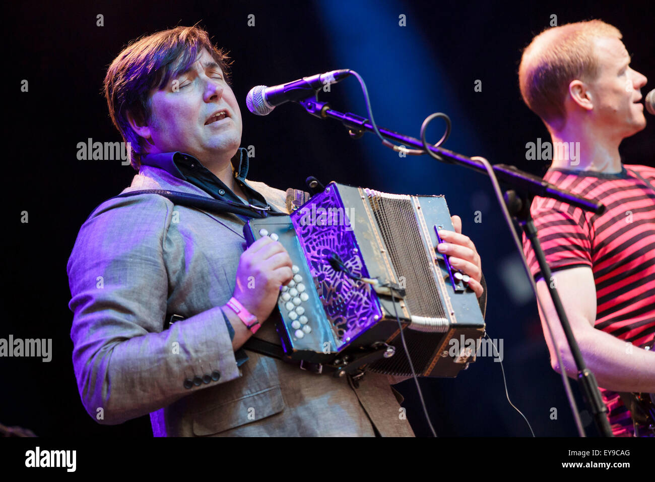 WOMAD Festival, Charlton Park, Wiltshire, Regno Unito. Il 24 luglio, 2015. Bellowhead eseguire sul palcoscenico open-air al Womad Festival tenutosi a Charlton Park. Il 24 luglio 2015. Credito: Adam Gasson/Alamy Live News Foto Stock