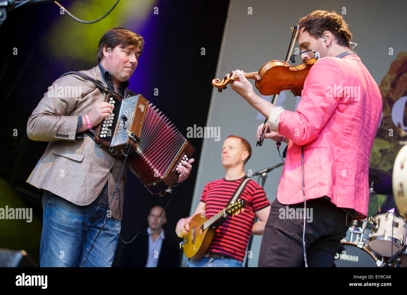 WOMAD Festival, Charlton Park, Wiltshire, Regno Unito. Il 24 luglio, 2015. Bellowhead eseguire sul palcoscenico open-air al Womad Festival tenutosi a Charlton Park. Il 24 luglio 2015. Credito: Adam Gasson/Alamy Live News Foto Stock