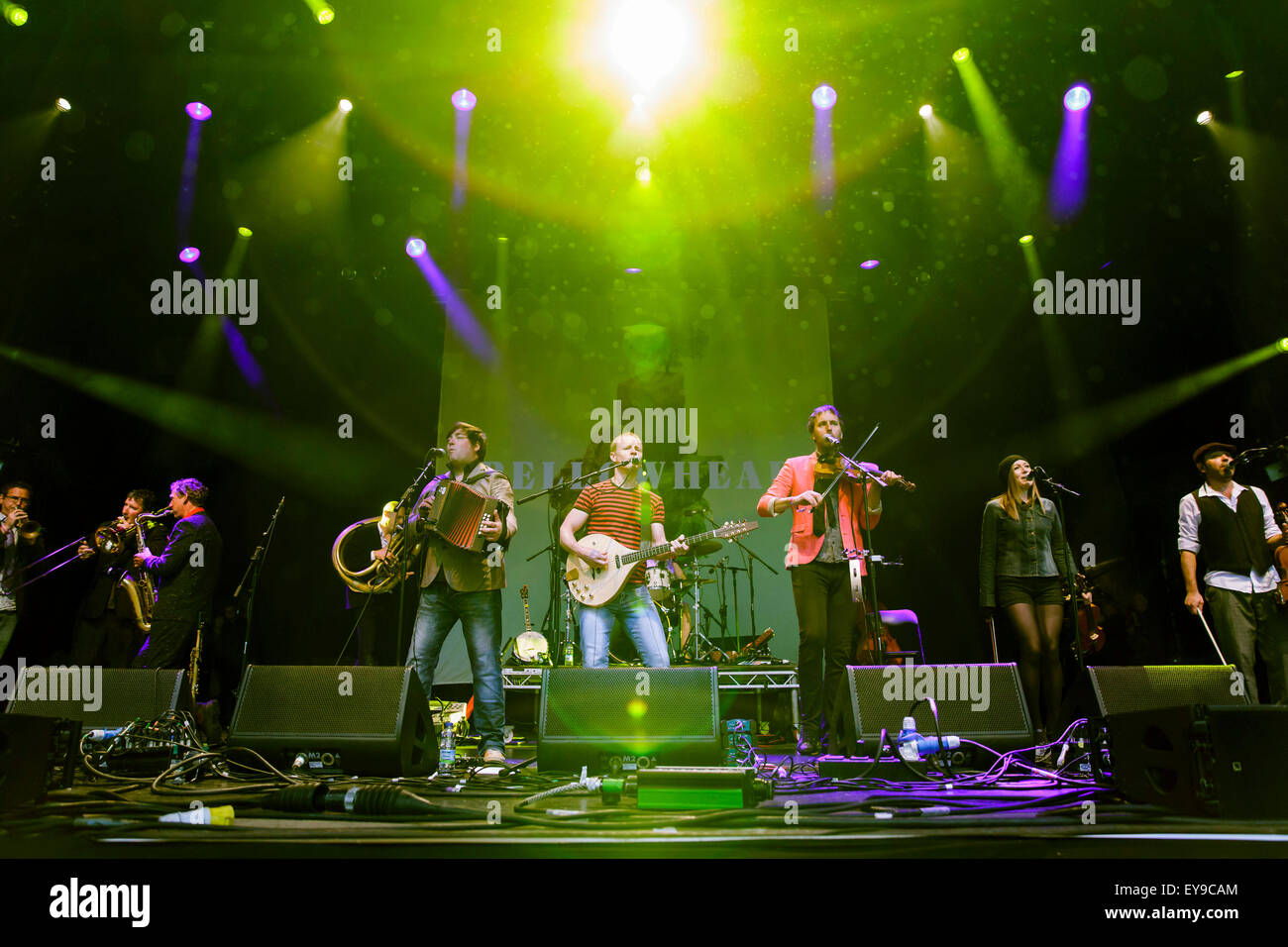 WOMAD Festival, Charlton Park, Wiltshire, Regno Unito. Il 24 luglio, 2015. Bellowhead eseguire sul palcoscenico open-air al Womad Festival tenutosi a Charlton Park. Il 24 luglio 2015. Credito: Adam Gasson/Alamy Live News Foto Stock