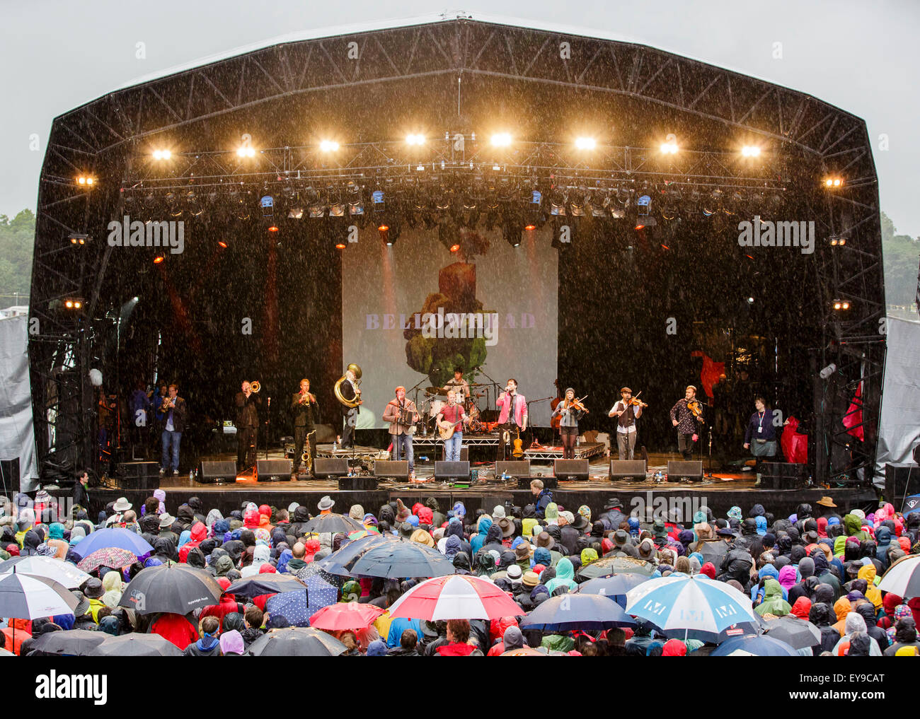 WOMAD Festival, Charlton Park, Wiltshire, Regno Unito. Il 24 luglio, 2015. Bellowhead eseguire sul palcoscenico open-air al Womad Festival tenutosi a Charlton Park. Il 24 luglio 2015. Credito: Adam Gasson/Alamy Live News Foto Stock