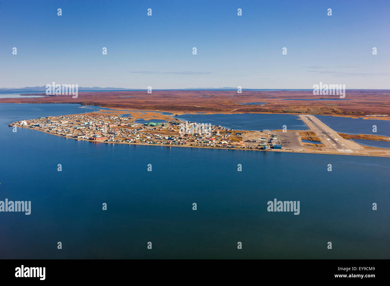 Vista aerea della città di Kotzebue, Baldwin Penninsula, Kotzebue Sound, Arctic Alaska, STATI UNITI D'AMERICA, caduta Foto Stock