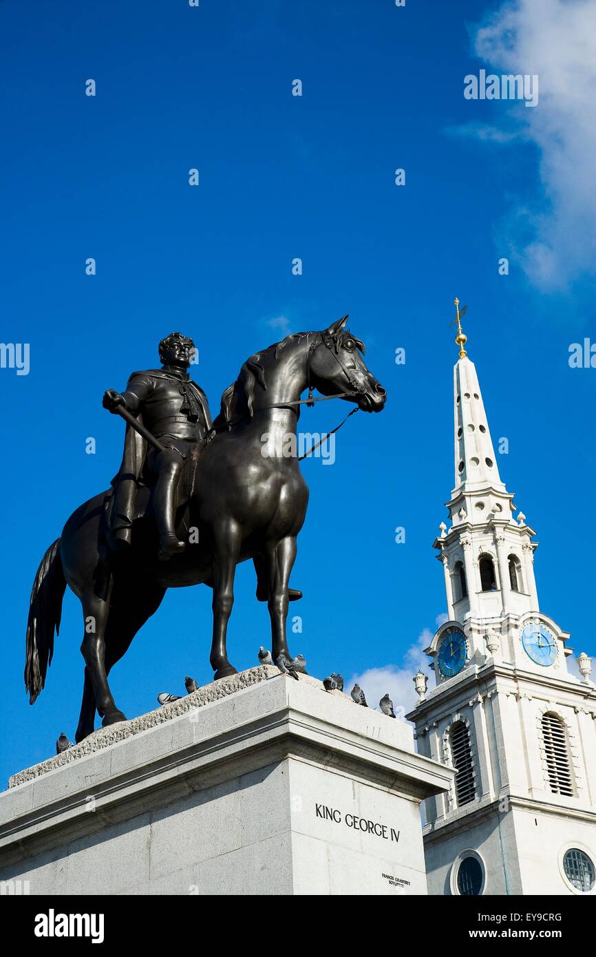 Il re George IV statua a cavallo e il campanile di San Martin nei campi chiesa Foto Stock