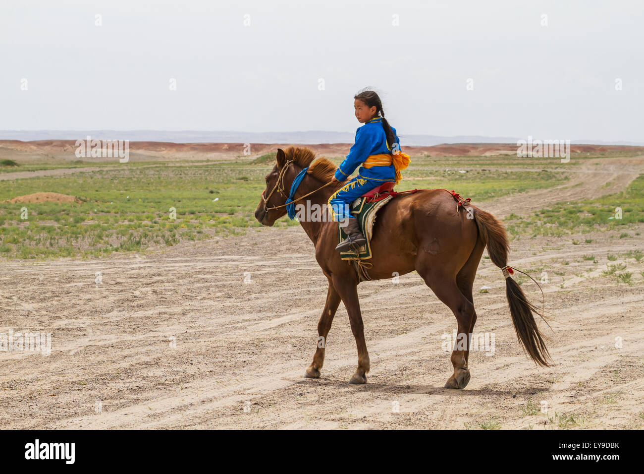 Ragazza a cavallo presso il Festival di Naadam in Mandal Ovoo, Provincia Ömnögovi, Mongolia Foto Stock