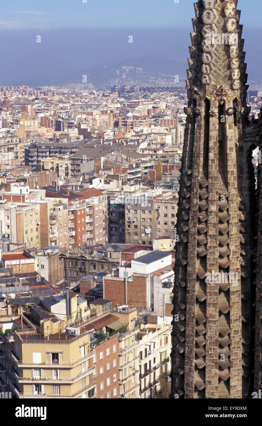 Temple Expiatori de la Sagrada Familia guglie e paesaggio Foto Stock
