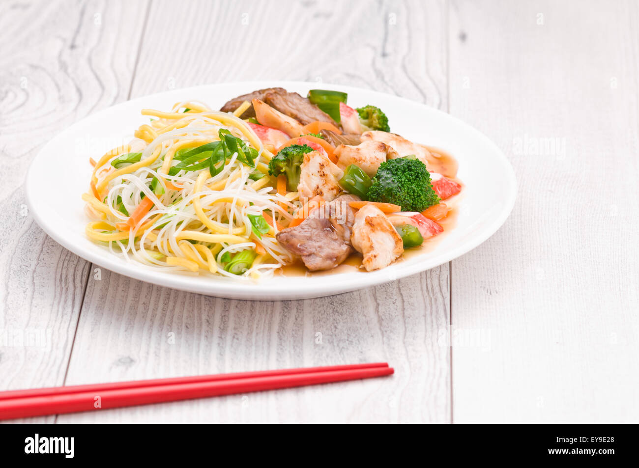 Tagliatelle con carne di pollo e granchio Stick sulla superficie lucida Foto Stock