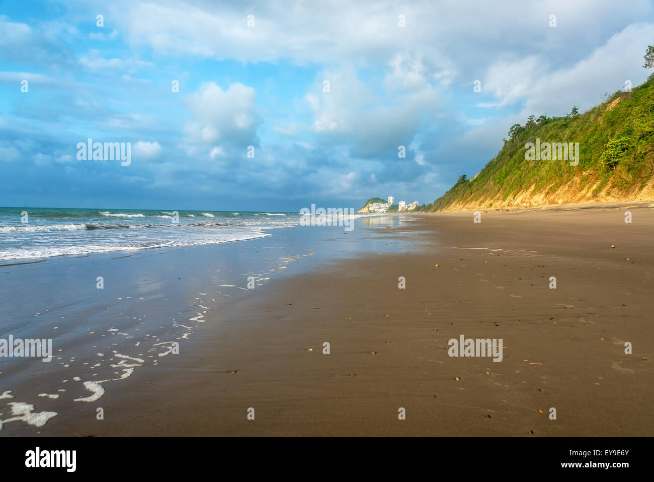 Lungo tratto di spiaggia accanto a verdi colline nella stessa, Ecuador Foto Stock