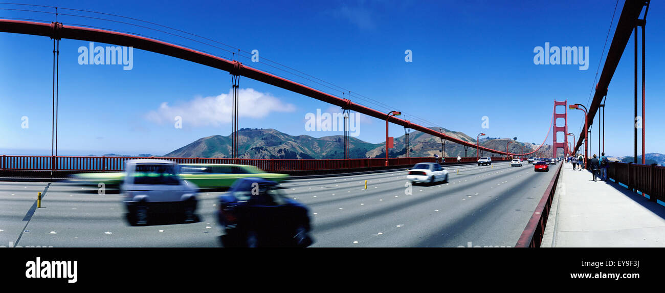Cars driving sul Golden Gate Bridge, movimento sfocato Foto Stock