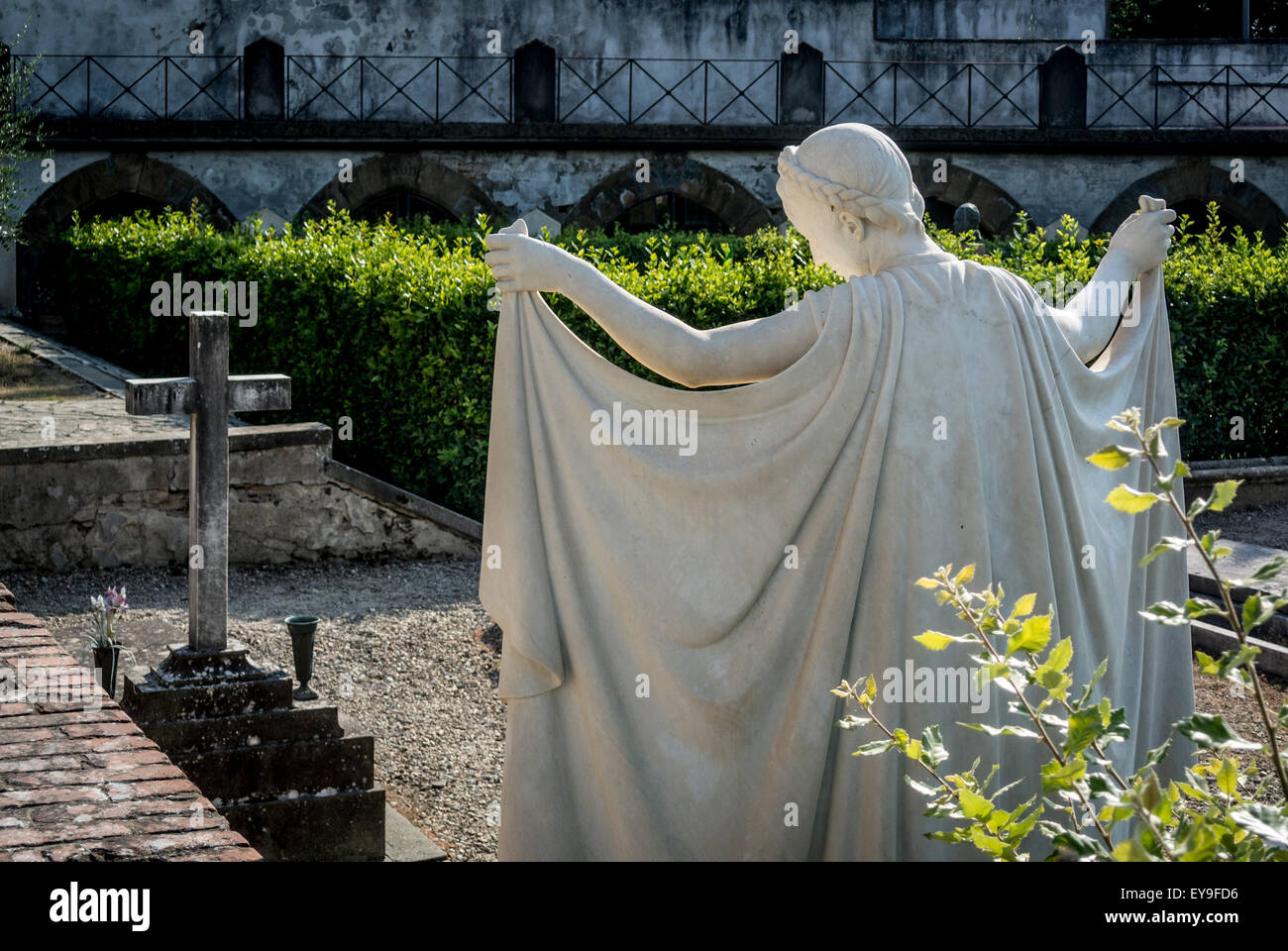 Femmina bianca statua sulla tomba di Silvia Marini de Rogati nel cimitero di San Miniato al Monte. Firenze, Italia. Foto Stock
