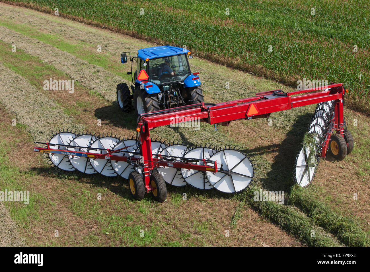 New Holland T5040 con H5980 Rastrello ruota; New Holland, Pennsylvania, Stati Uniti d'America Foto Stock