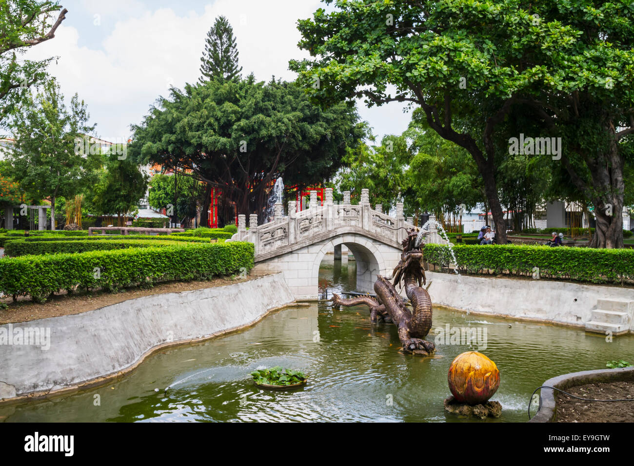 Il ponte di pietra nel giardino di Zheng Chenggong (Koxinga) Santuario; Tainan, Taiwan Foto Stock