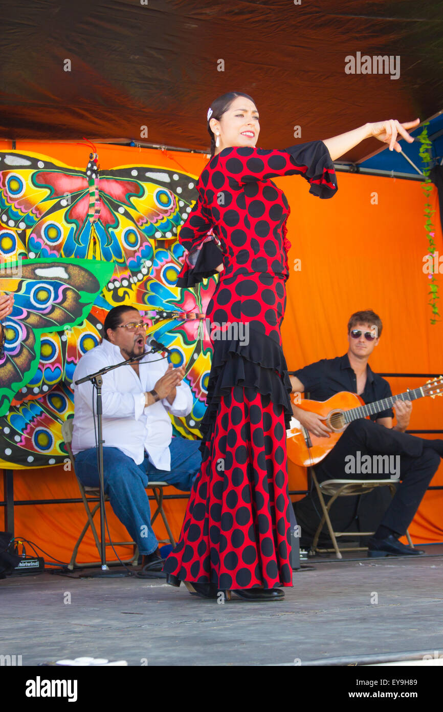 Folk internazionale il mercato dell'arte si tiene ogni anno a Santa Fe, New Mexico, Stati Uniti d'America Luglio 11, 2015, la ballerina di Flamenco, donna Messico Foto Stock