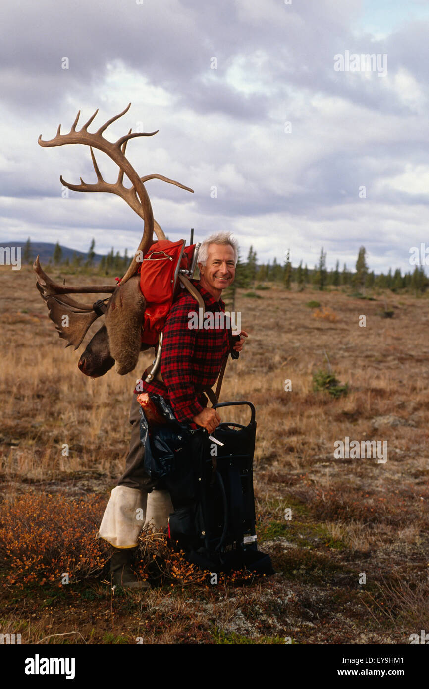 Il Cacciatore di successo fuori di imballaggio Caribou testa & palchi Tikchik stato parco Western Alaska autunno Foto Stock