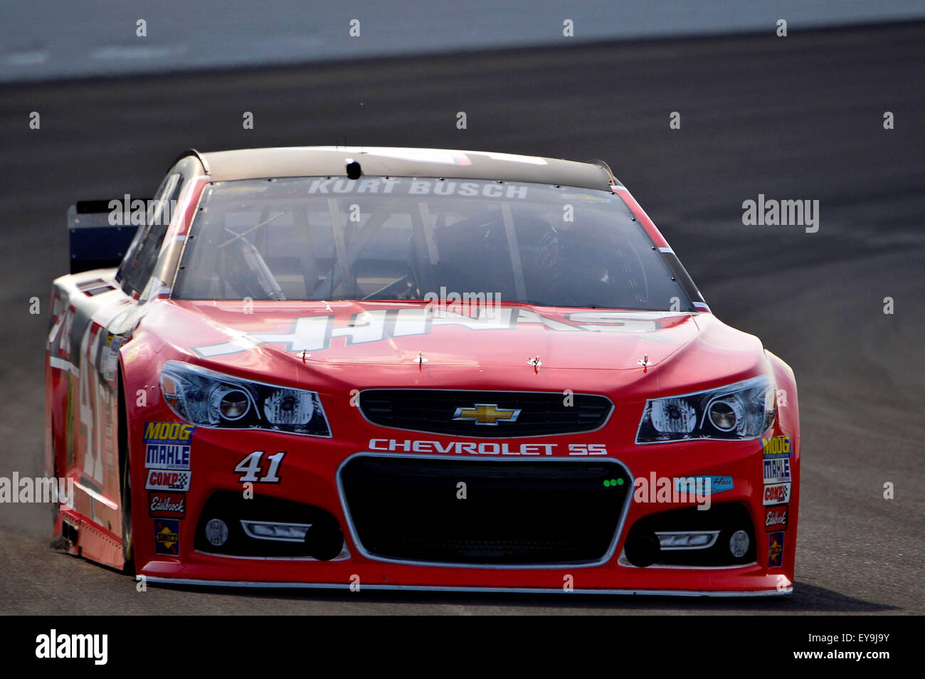 Indianapolis NEGLI STATI UNITI. Il 24 luglio, 2015. Indianapolis, IN - Lug 24, 2015: Kurt Busch (41) prende il primo posto nella finale pratica nella sua Haas Automation Chevy, preparazione per la corona reale presenta il Jeff Kyle 400 alla fornace a Indianapolis Motor Speedway di Indianapolis, IN. Credito: csm/Alamy Live News Foto Stock